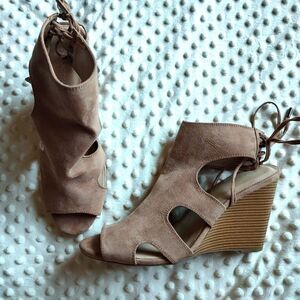 Women’s nude cut out wedge heel with laces